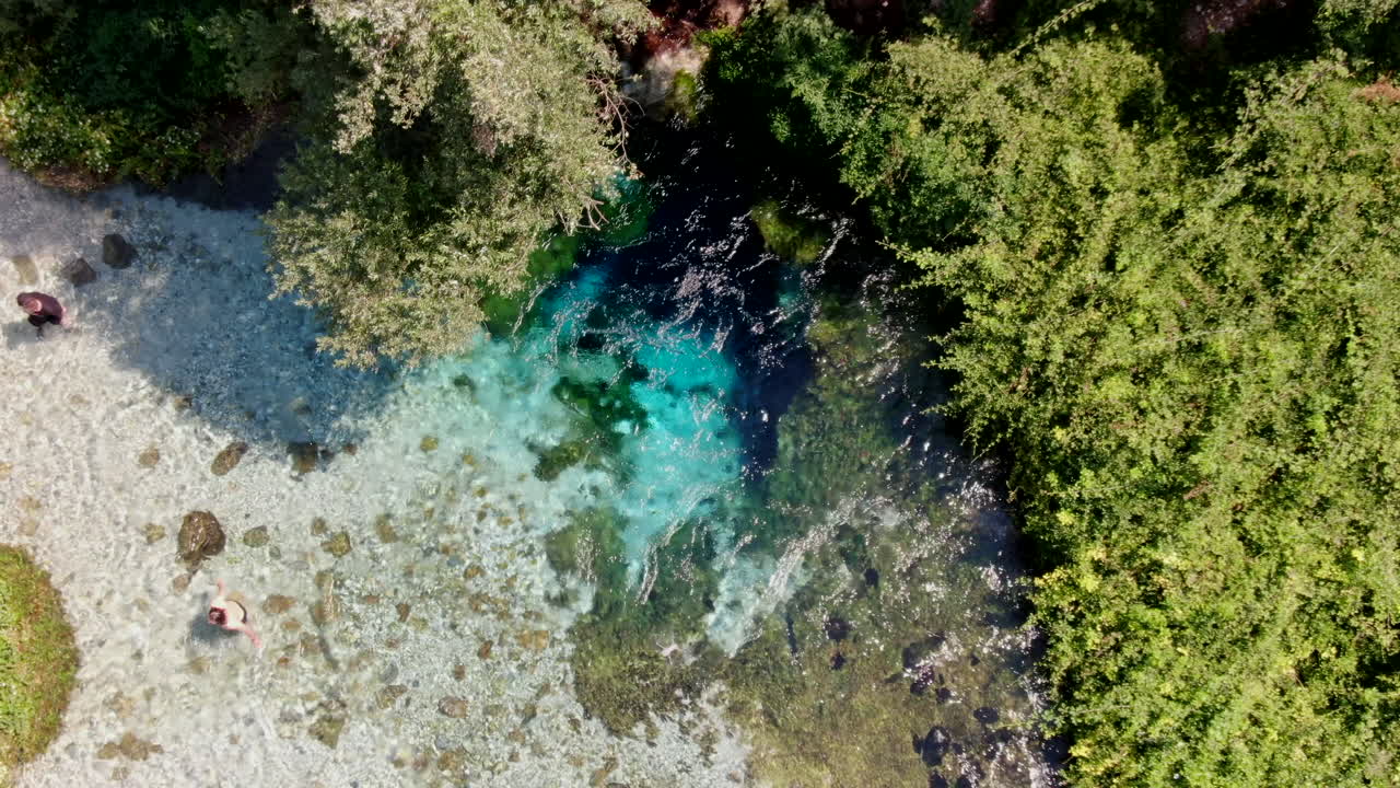 Ripresa aerea del Blue Eye in Albania