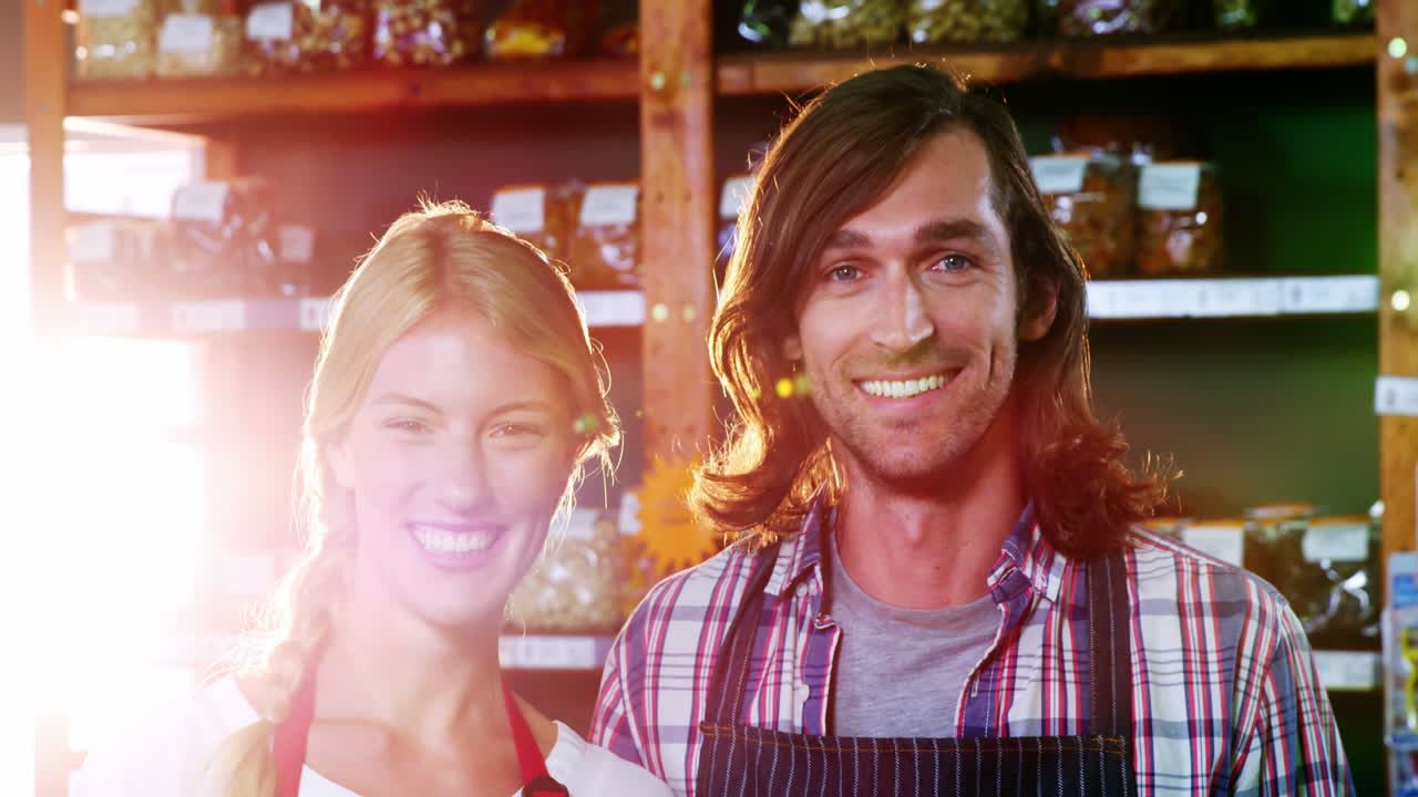 bastones sonrientes de pie en la sección orgánica