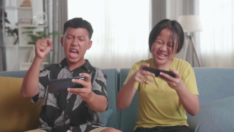 siblings playing games on mobile phones