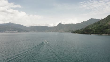 Lancha-Navega-En-El-Lago-De-Atitlán,-Guatemala