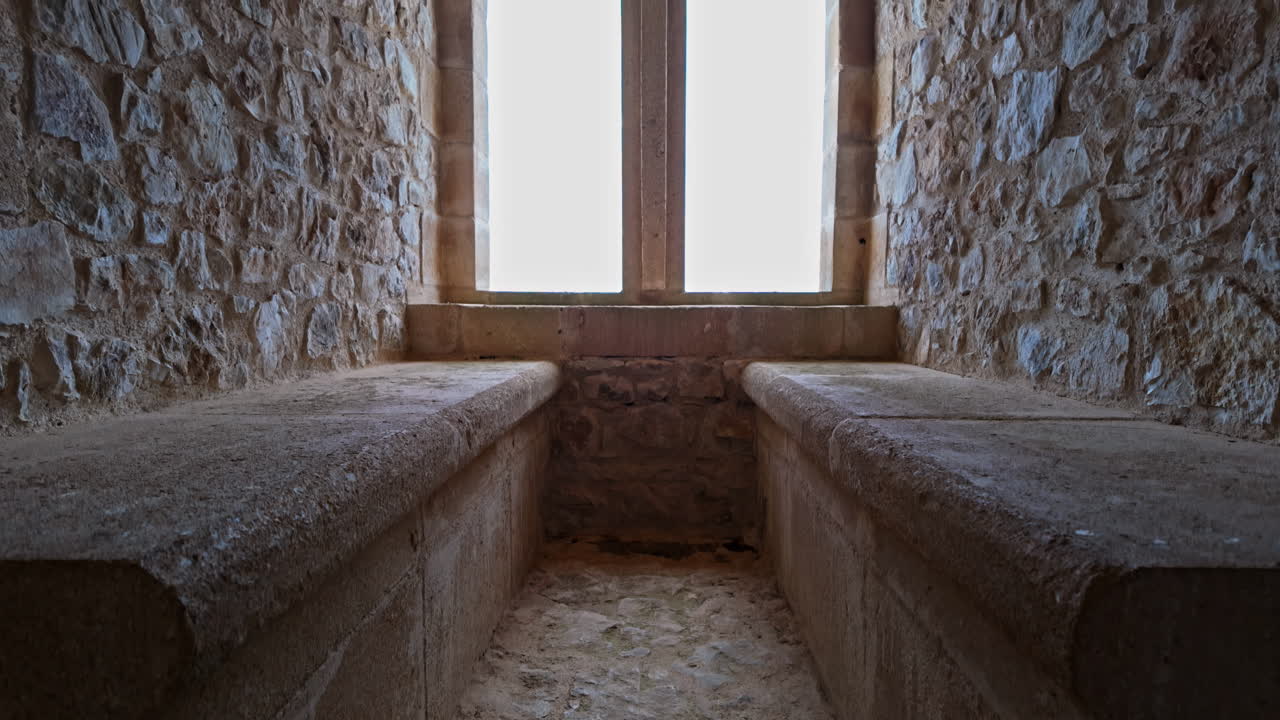 los bancos de piedra en el museo del castillo de chlemoutsi en kastro, grecia
