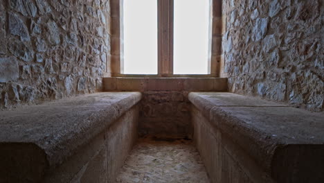 Los-Bancos-De-Piedra-En-El-Museo-Del-Castillo-De-Chlemoutsi-En-Kastro,-Grecia