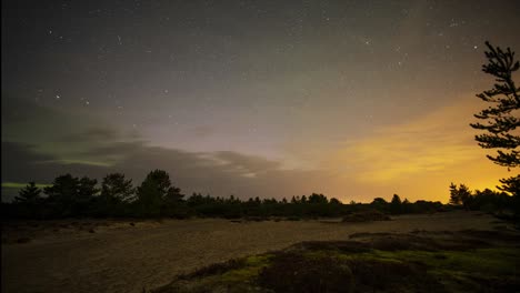 lapso de tiempo de la vía láctea, estrellas en el cielo nocturno y luces polares de aurora boreal sobre la montaña y el bosque