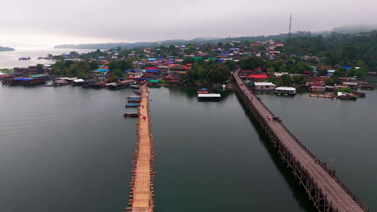 Pemandangan udara pagi berkabut di desa terapung Jembatan Mon, Sangkhlaburi, Thailand