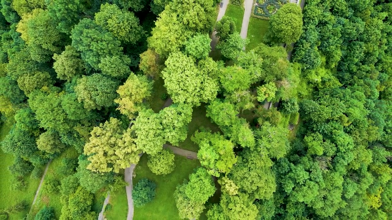 Video drone aereo 4K dei bellissimi giardini del castello nella città murata bavarese di Rothenburg, Germania