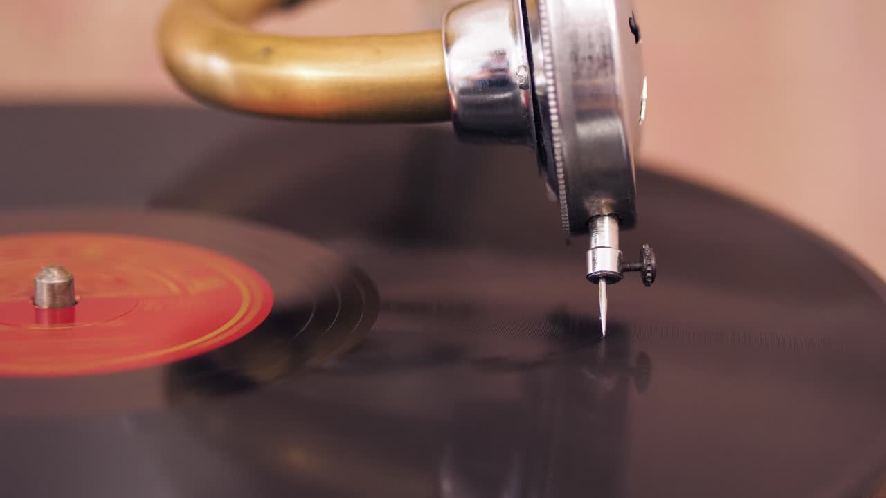 un primer plano estático de un viejo gramófono