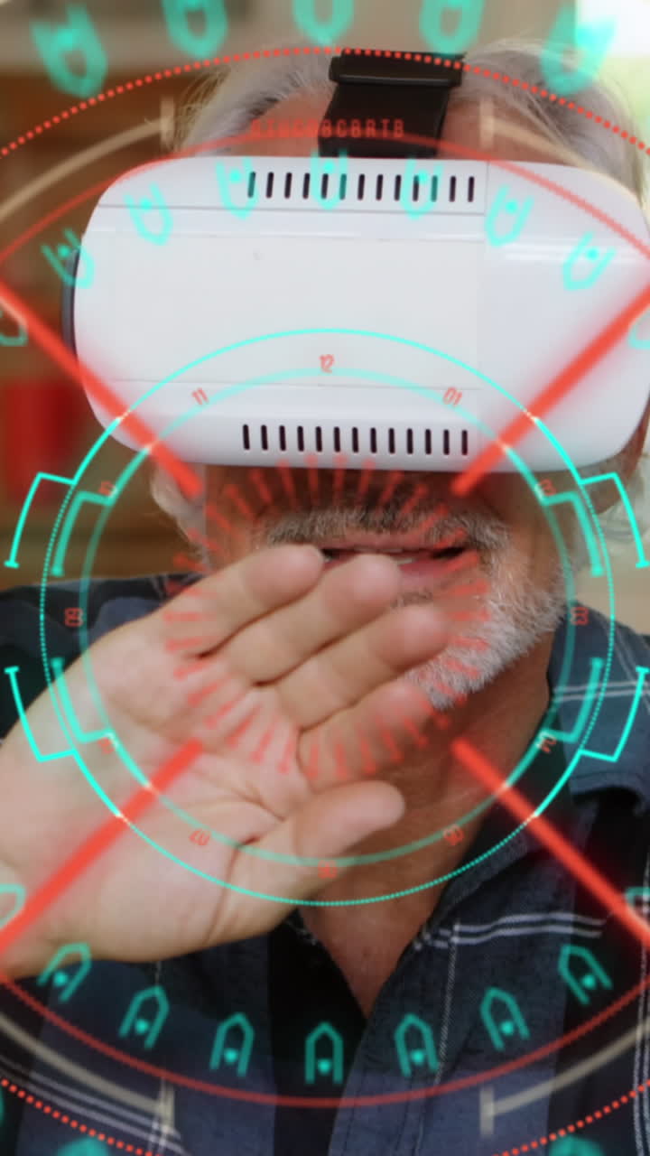 procesamiento de datos y escaneo de alcance sobre hombre mayor caucásico que usa auriculares vr en casa