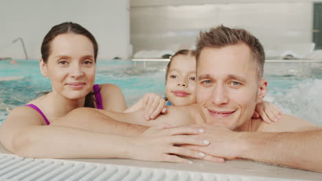 familia feliz relajándose en una bañera de agua caliente