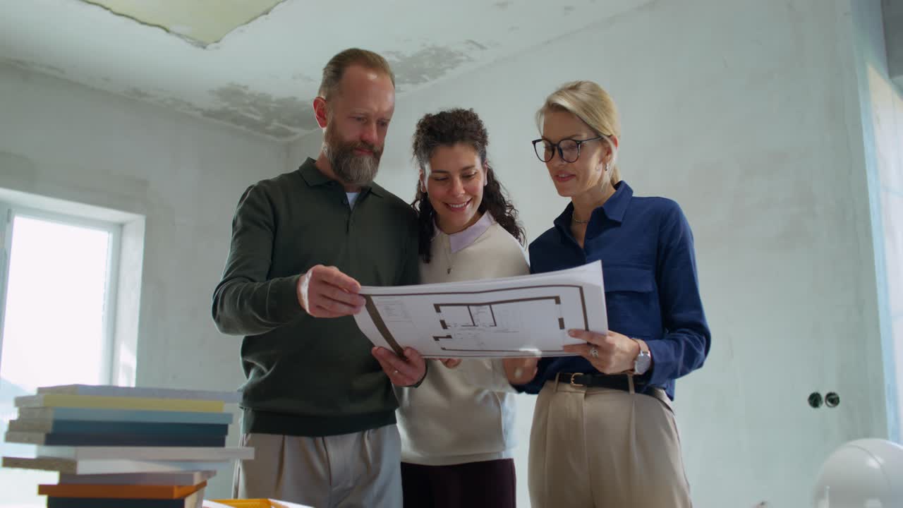 equipo discutiendo planos de casas en un sitio de construcción