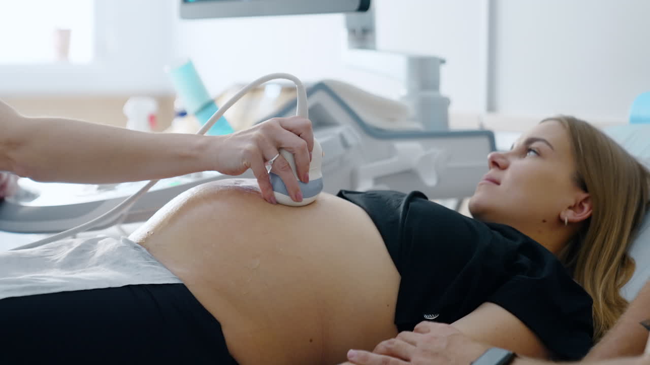 Donna incinta sottoposta a ecografia