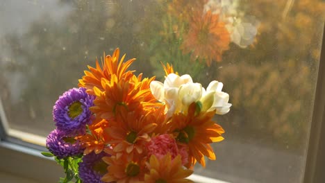 Pedestal-Abajo-De-Un-Arreglo-Floral-Simple-En-El-Alféizar-De-Una-Ventana