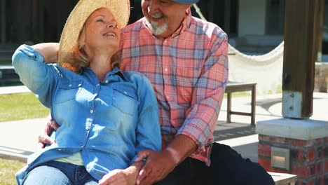 pareja de ancianos hablando entre sí mientras se toman de las manos