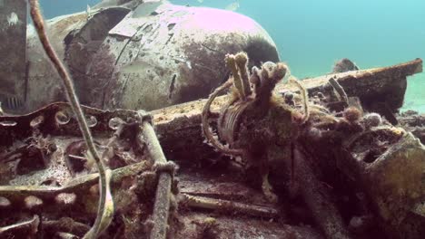 restos de avion bajo el agua