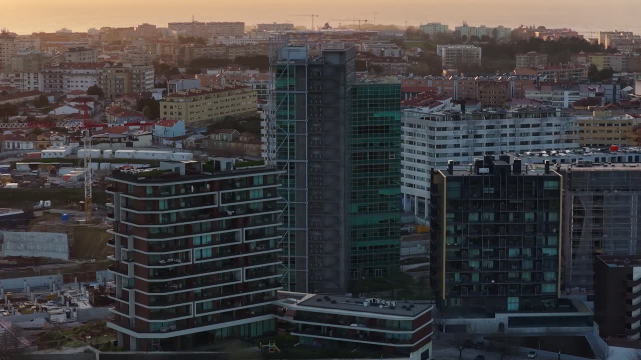Alti edifici commerciali in Portogallo al tramonto.