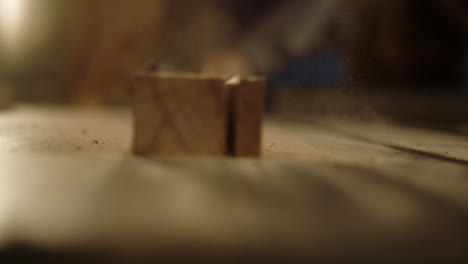 hombre no reconocido preparando la tabla en el interior. tabla de madera cortando en la máquina de sierra