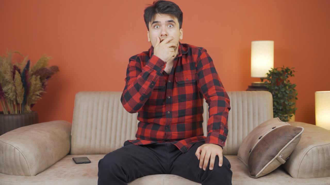 카메라를 혼란스럽게 보는 남자.