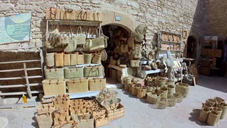 Explore-Los-Vibrantes-Mercados-De-Essaouira,-Donde-Podrá-Encontrar-Un-Tapiz-De-Productos-Coloridos,-Junto-Con-La-Arquitectura-Distintiva-De-La-Ciudad,-Llena-De-Una-Historia-Que-Se-Remonta-A-Siglos-Atrás.