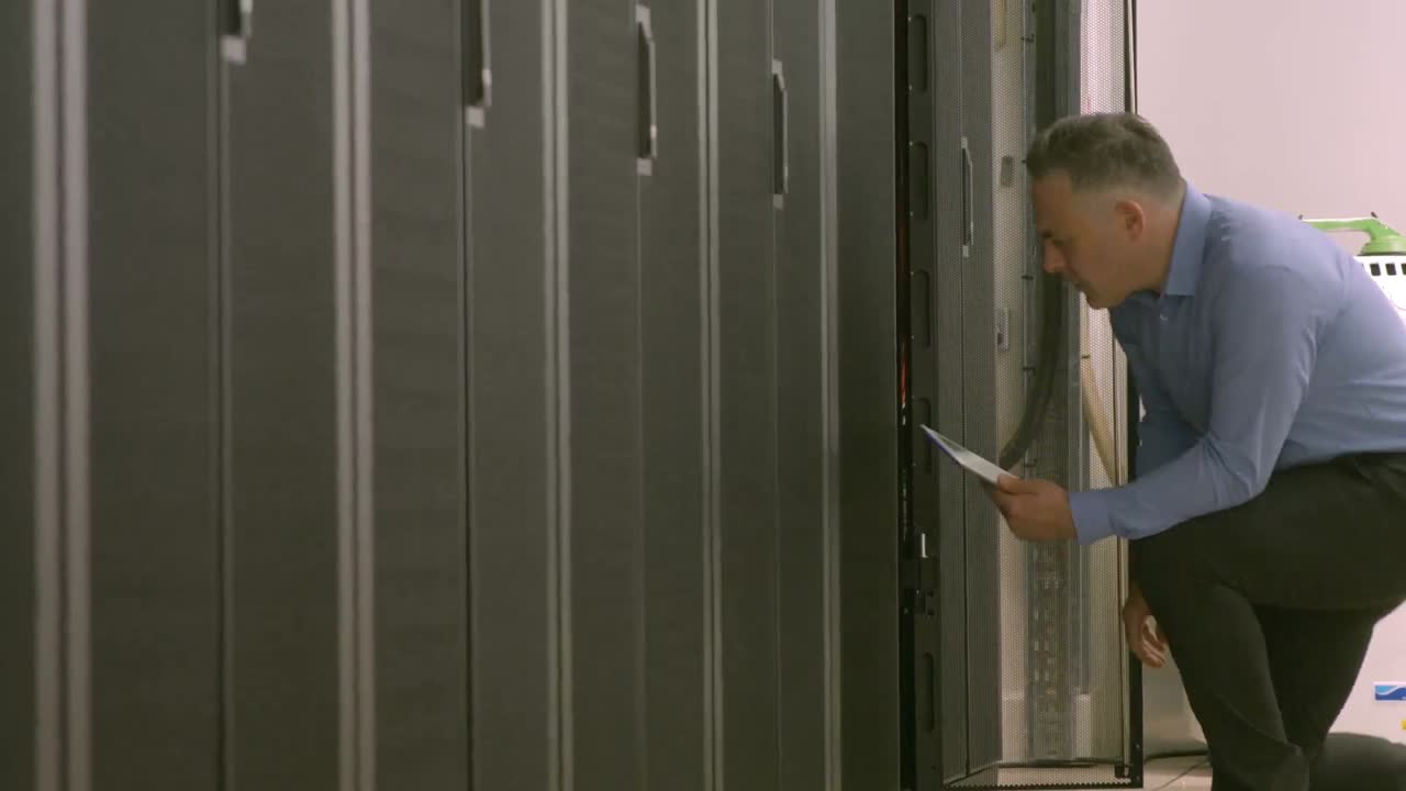 técnico usando una tableta mientras analiza el servidor