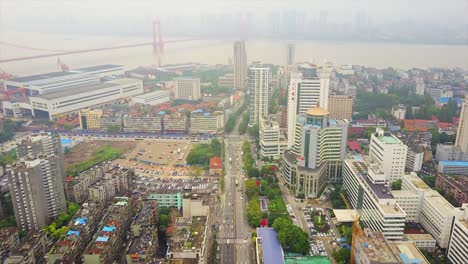 hora del día paisaje urbano de wuhan a la orilla del río panorama aéreo industrial 4k china
