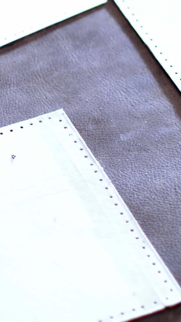 ремесленница, устраивающая кожаный кусок на рабочем инструменте