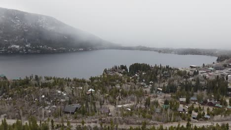 Drone-Del-Gran-Lago-Con-Tormenta-De-Nieve-Acercándose