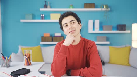 un niño inteligente estudiando para lograr sus sueños.