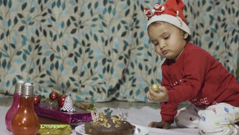 Lindo-Bebé-Disfrutando-De-La-Celebración-De-Nochebuena-En-Casa-Por-La-Noche-Desde-Un-ángulo-Diferente