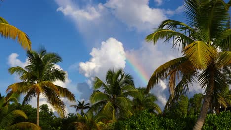 Statisches-Video-Einer-Strandszene-Mit-Einem-Regenbogen-In-Exuma,-Bahamas