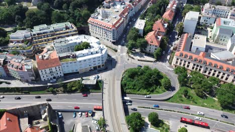 Luftaufnahme-Der-Bratislavaer-Burg-Und-Der-Altstadt-Bei-Tag,-Drohnen-Luftaufnahme-4k,-Aufnahme-Der-Slowakischen-Europäischen-Hauptstadt-Im-Sommer,-Atemberaubende-Aussicht-Auf-Das-Wahrzeichen