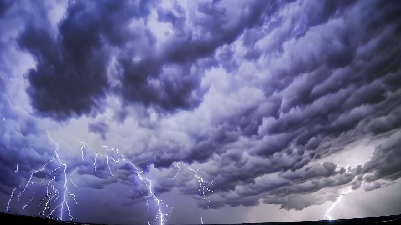 Dramatisk vidvinkelbillede af en stormfuld himmel med skarpe lyn, der indfanger naturens rå kraft