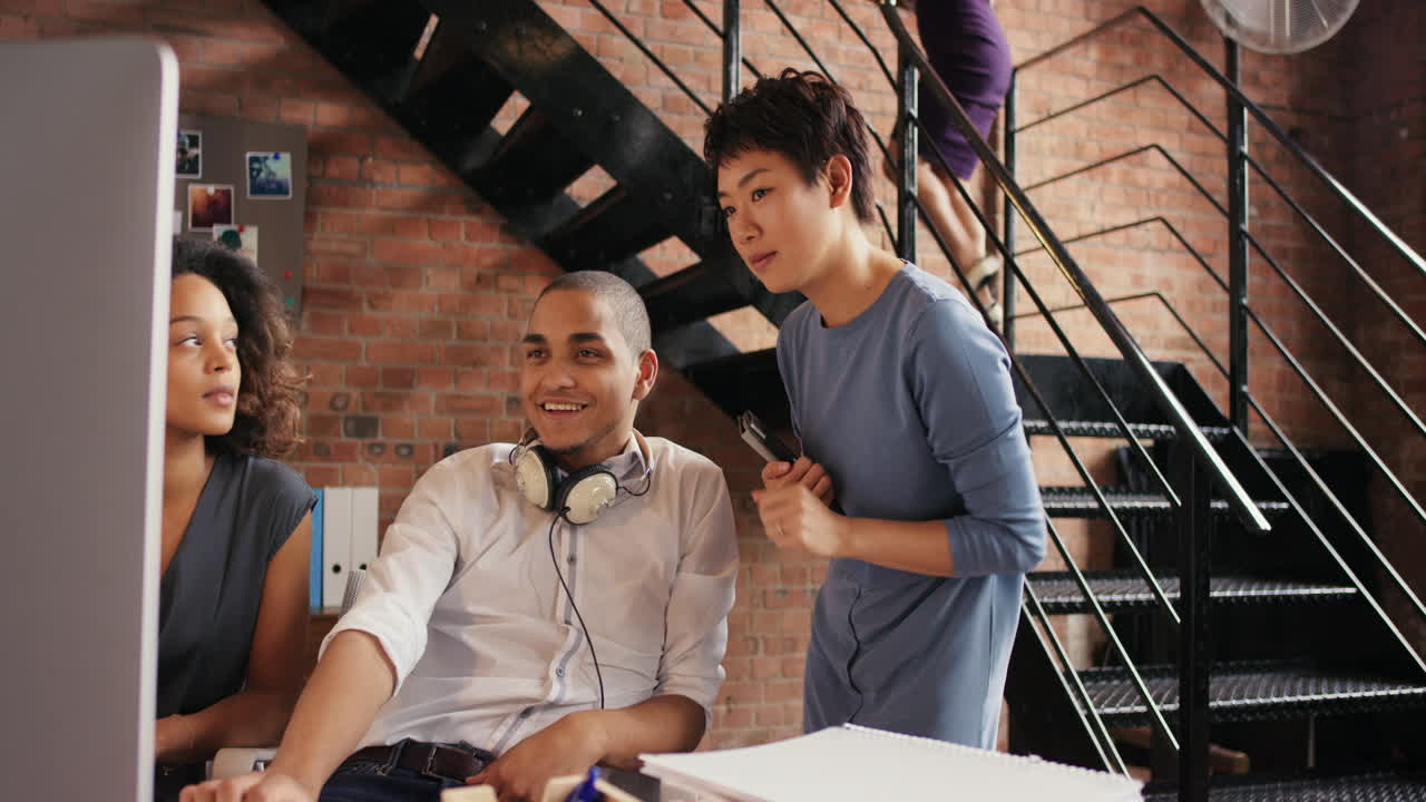 현대적 인 사무실 에서 팀 회의