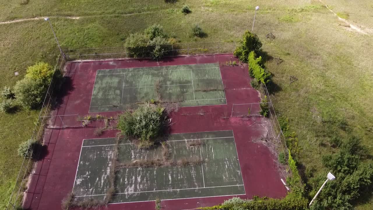 cancha de tenis abandonada en la estación de esquí condenada del pan de azúcar, condado de leelanau, michigan, estados unidos