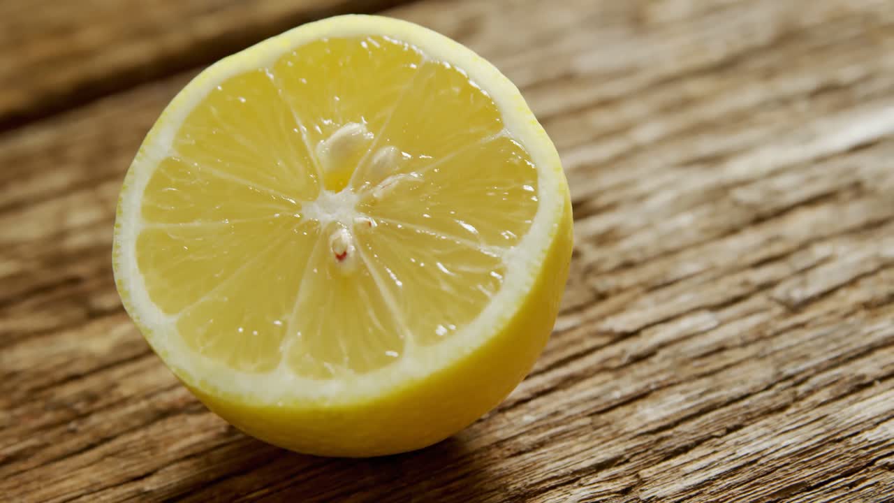 나무 테이블에 절반으로  ⁇ 은 레몬 4k 4k