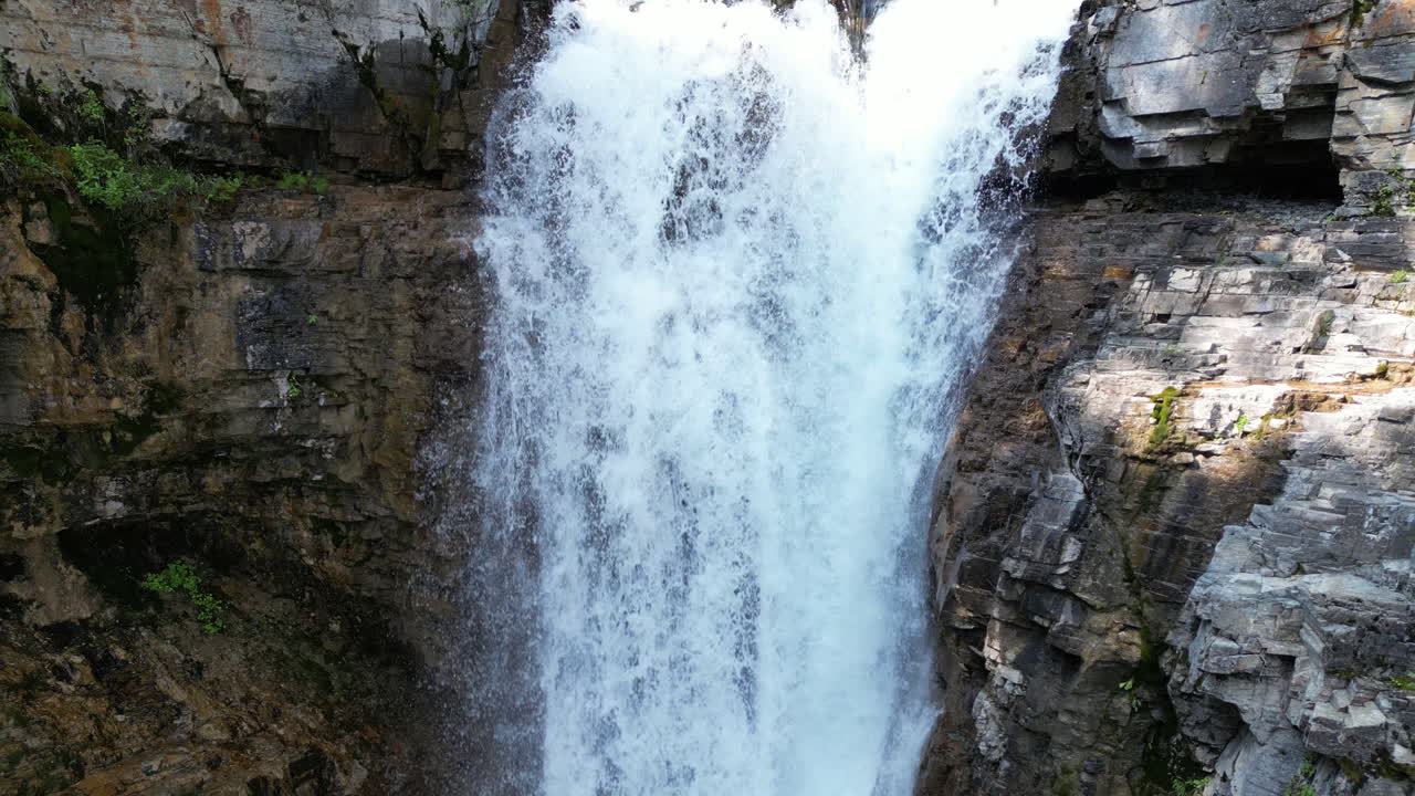 Bellissima cascata scorre in un sereno canyon forestale [4K slow motion