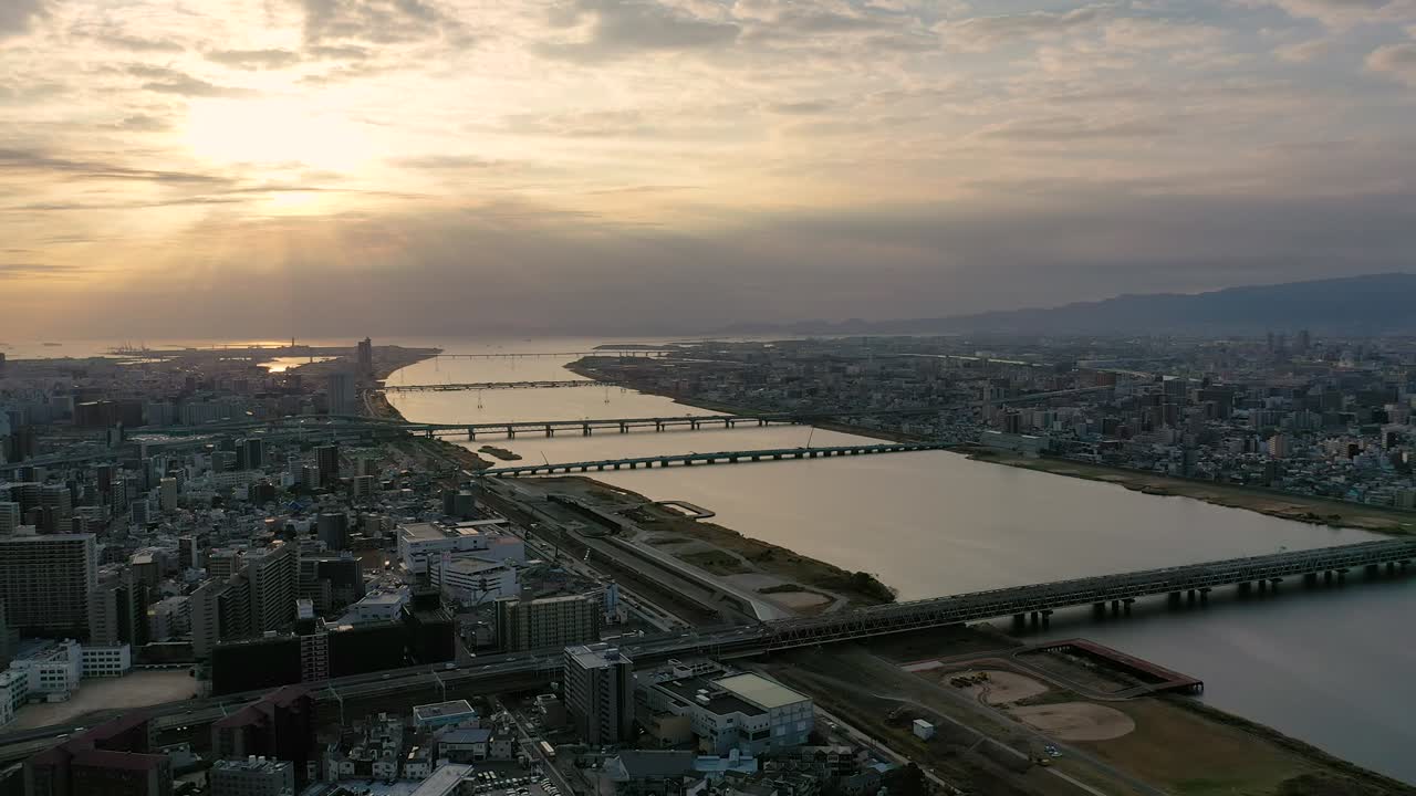 오사카 시의 강과 건물의 드론으로 촬영된 4k 영상입니다.
