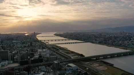 vista aérea 4k video por avión no tripulado de río y edificio en la ciudad de osaka.