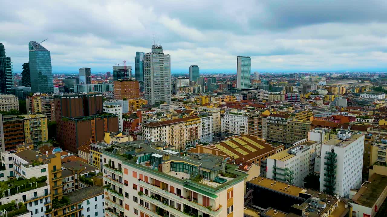 이탈리아 밀라노 시내의 고층 아파트 건물의 지붕 의 4k 항공 드론 비디오