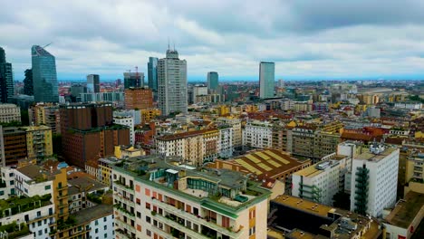 video de drones aéreos de 4k de las cubiertas de los techos de los edificios de apartamentos de gran altura en el centro de milán, italia en un día de verano