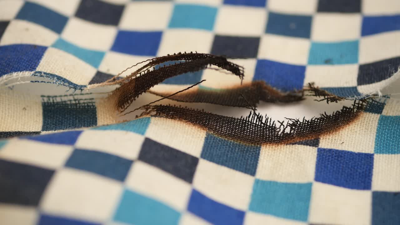 Brændt stof med hul
