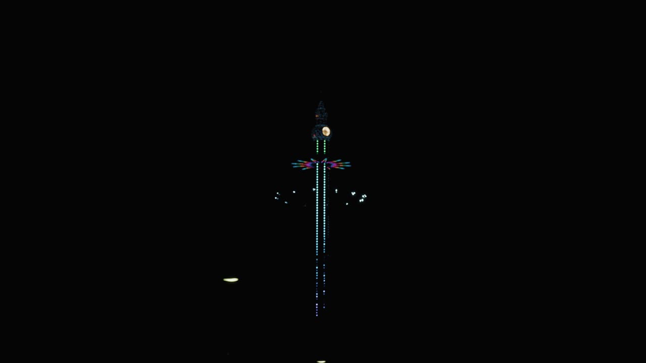 어두운 하늘을 배경으로 비엔나의 프라터 놀이공원에서 조명된 수직 타워 라이드