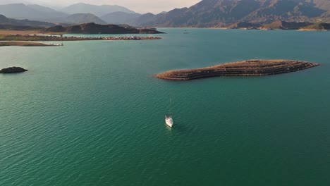toma aérea de rotación lenta de un velero anclado en las aguas tropicales de mendoza
