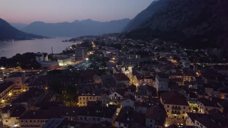 Crepúsculo-Sobre-Kotor,-Montenegro-Con-Luces-De-La-Ciudad-Y-Panorama-De-La-Bahía