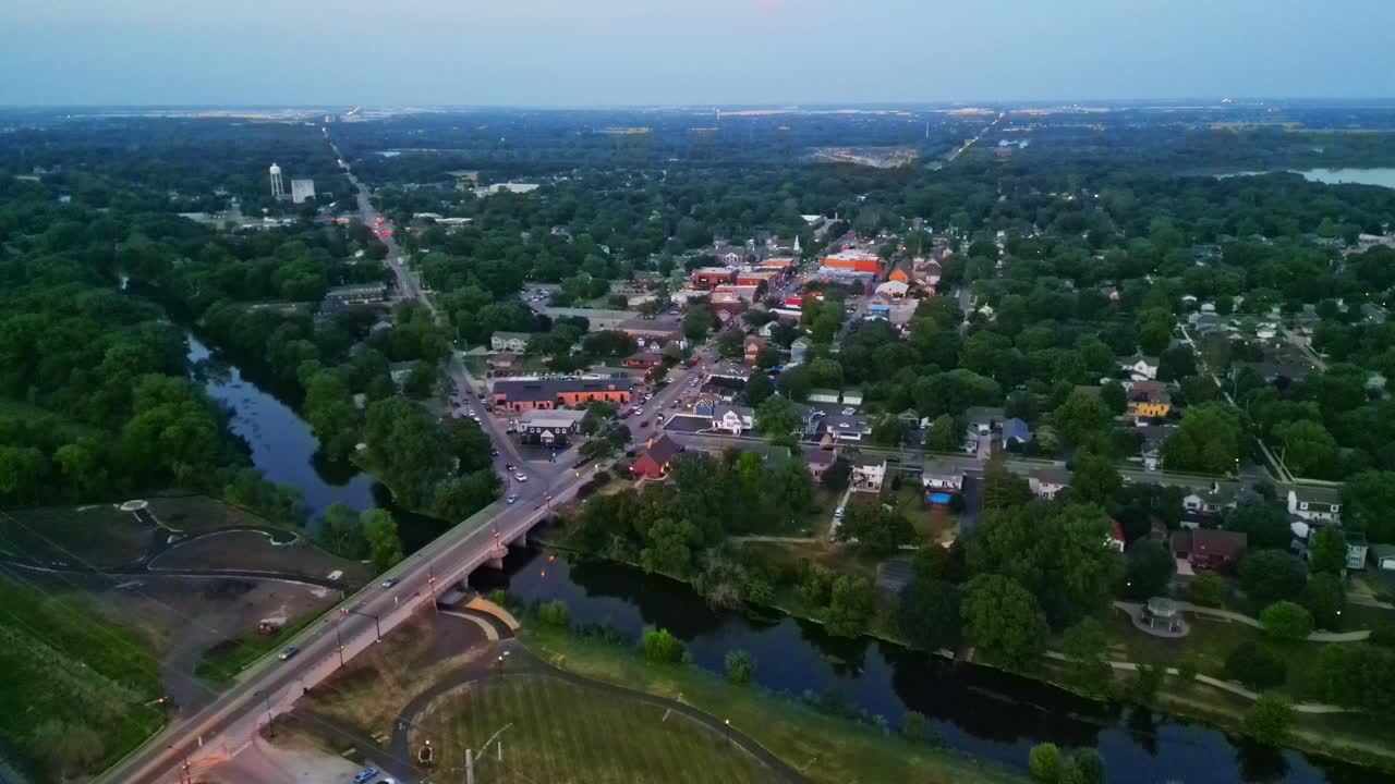 Một bức ảnh chụp từ trên không bao quát thị trấn duyên dáng Plainfield, Illinois, lúc nhá nhem tối