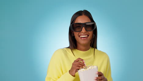 palomitas de maíz, película de comedia en 3d o mujer feliz con bocadillo