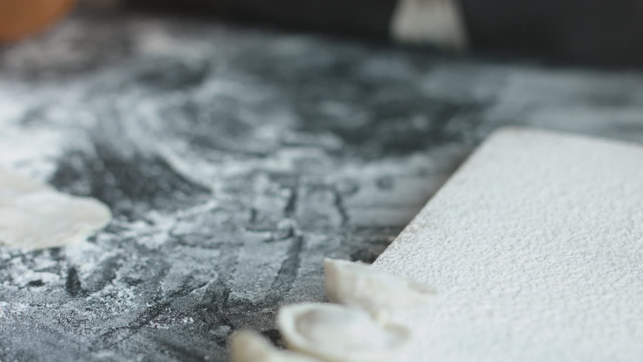 한 여자 가 원시 김 을 페르가멘트 시트 에 접는다