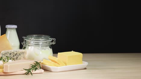 productos lácteos variados dispuestos en una mesa