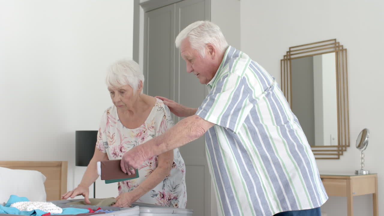 고등 백인 커플이 집에서 침실에서 가방을 기, 느린 동작