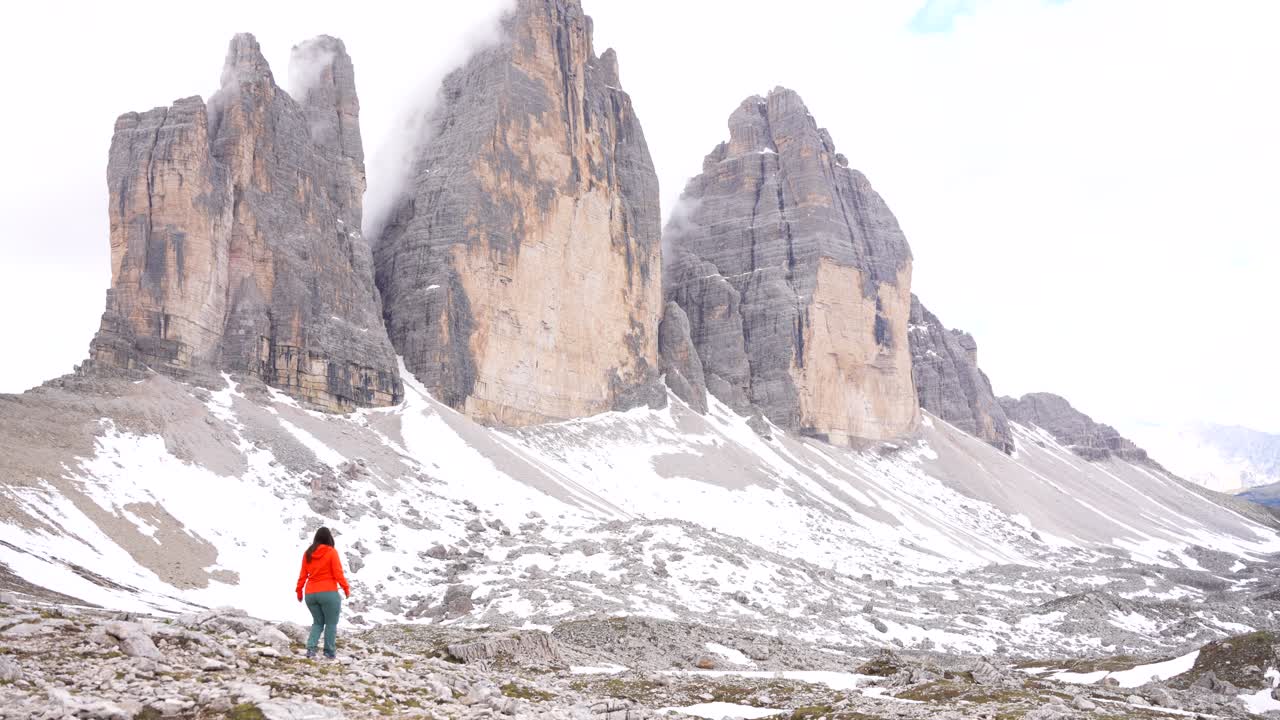 Jeune femme solitaire faisant de la randonnée vers les Tre Cime di Lavaredo dans les Dolomites, Italie.