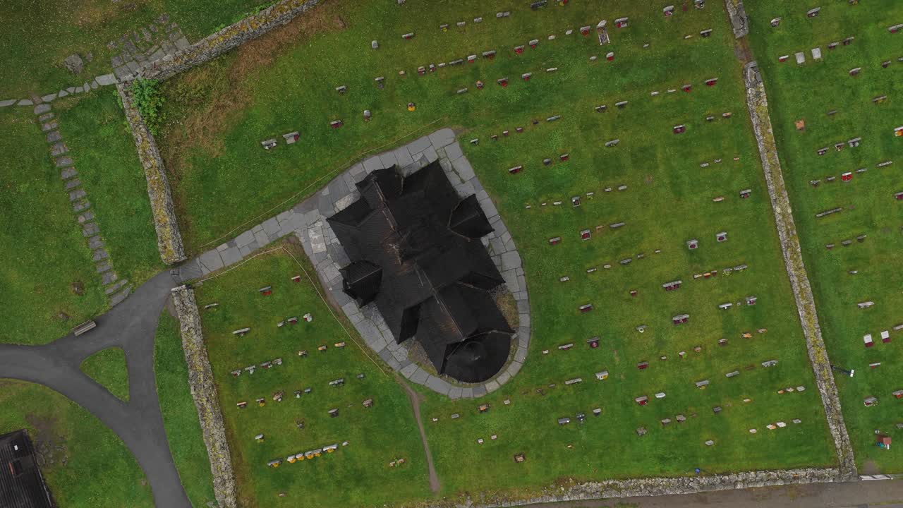 Ripresa aerea di una rustica chiesa in legno in Norvegia, che rivela la sua struttura secolare