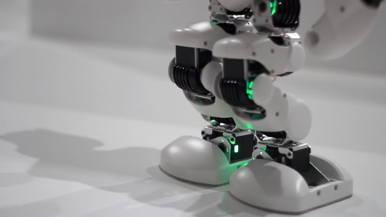 las piernas de los robots bailan. los pasos de los robots bailan. tecnología mecánica